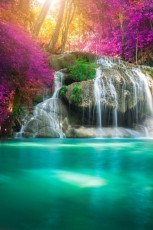 Wasserfall in Farbenpracht